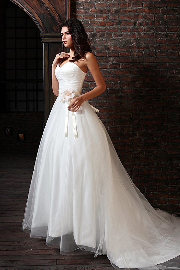Sweetheart Tulle Wedding Ball Gown with Brush Train - Click Image to Close